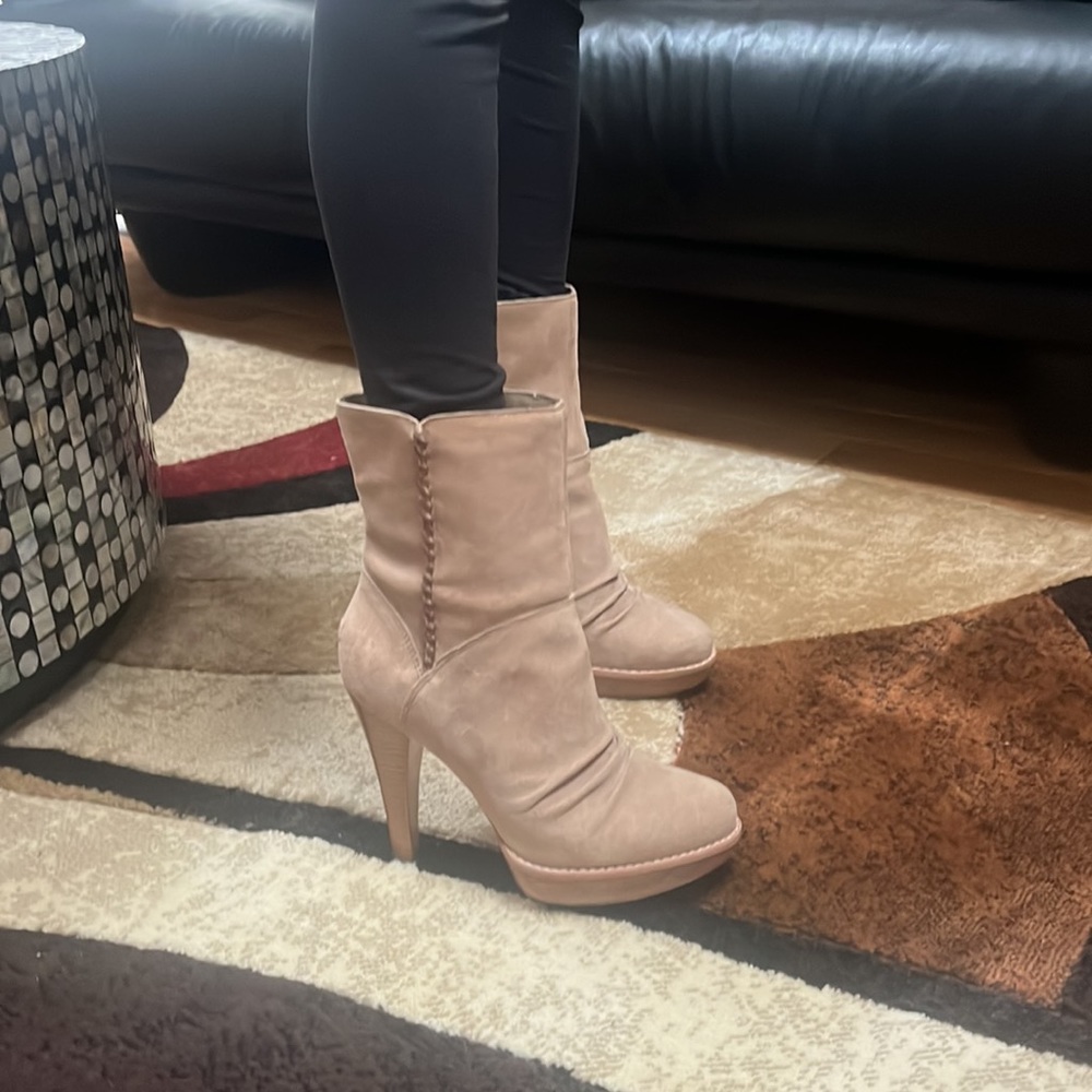 UGG Suede Heeled Boots Size 9 Like New